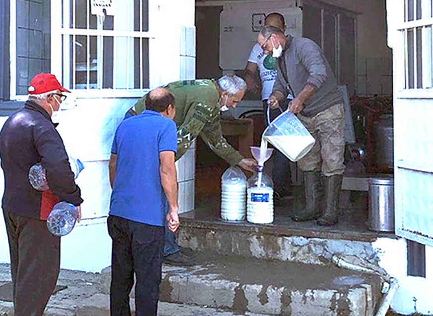 Vatandaşlara ücretsiz süt dağıtıldı