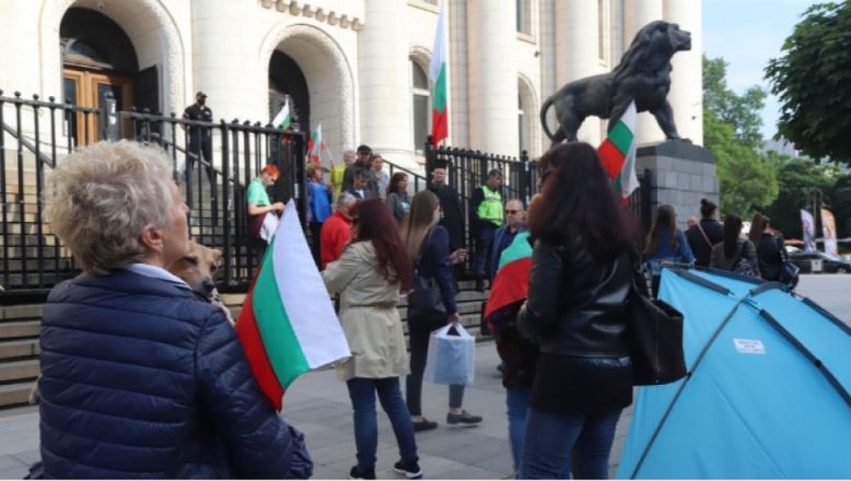 Sofya’da Adalet Sarayı önünde protestolar sürüyor