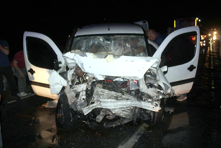 İki hafif ticari araç çarpıştı: 7 yaralı