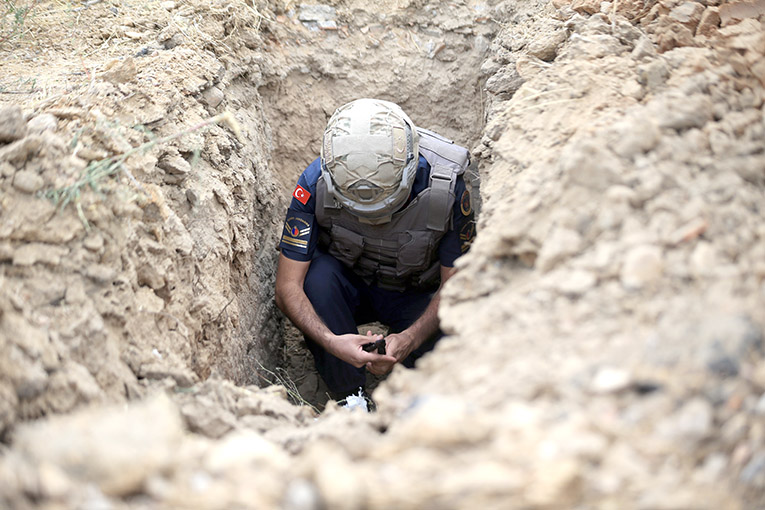 Arazide bulunan el bombası imha edildi