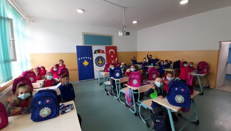 Mehmetçik’ten Kosova’daki öğrencilere kırtasiye yardımı