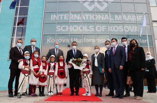 Bakan Özer, Kosova Uluslararası Maarif Okullarını ziyaret etti