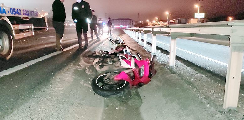 Bariyerlere çarpan motosikletin sürücüsü öldü