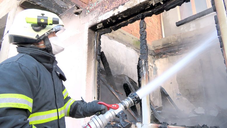 Yangında bir ev kullanılamaz hale geldi, 2 evde hasar oluştu