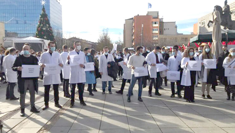 Priştine’de uzman doktorlardan nöbet ücreti protestosu