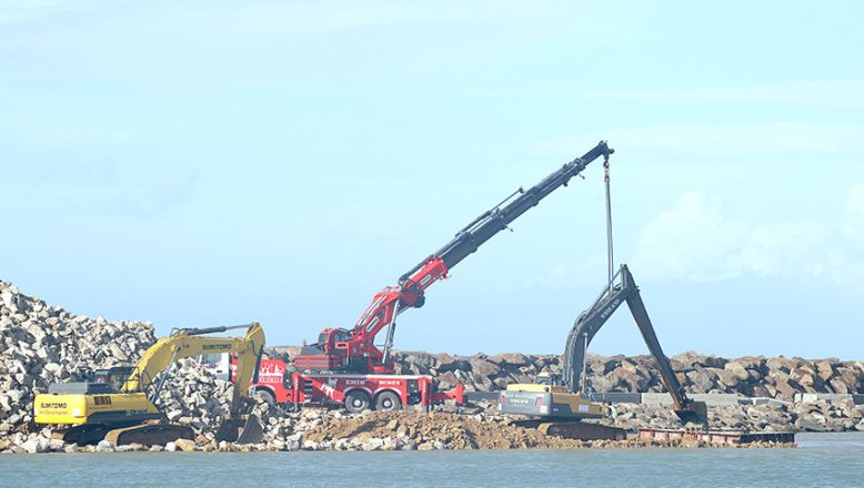 Deniz Gümrük Kapısı liman inşaatı sürüyor