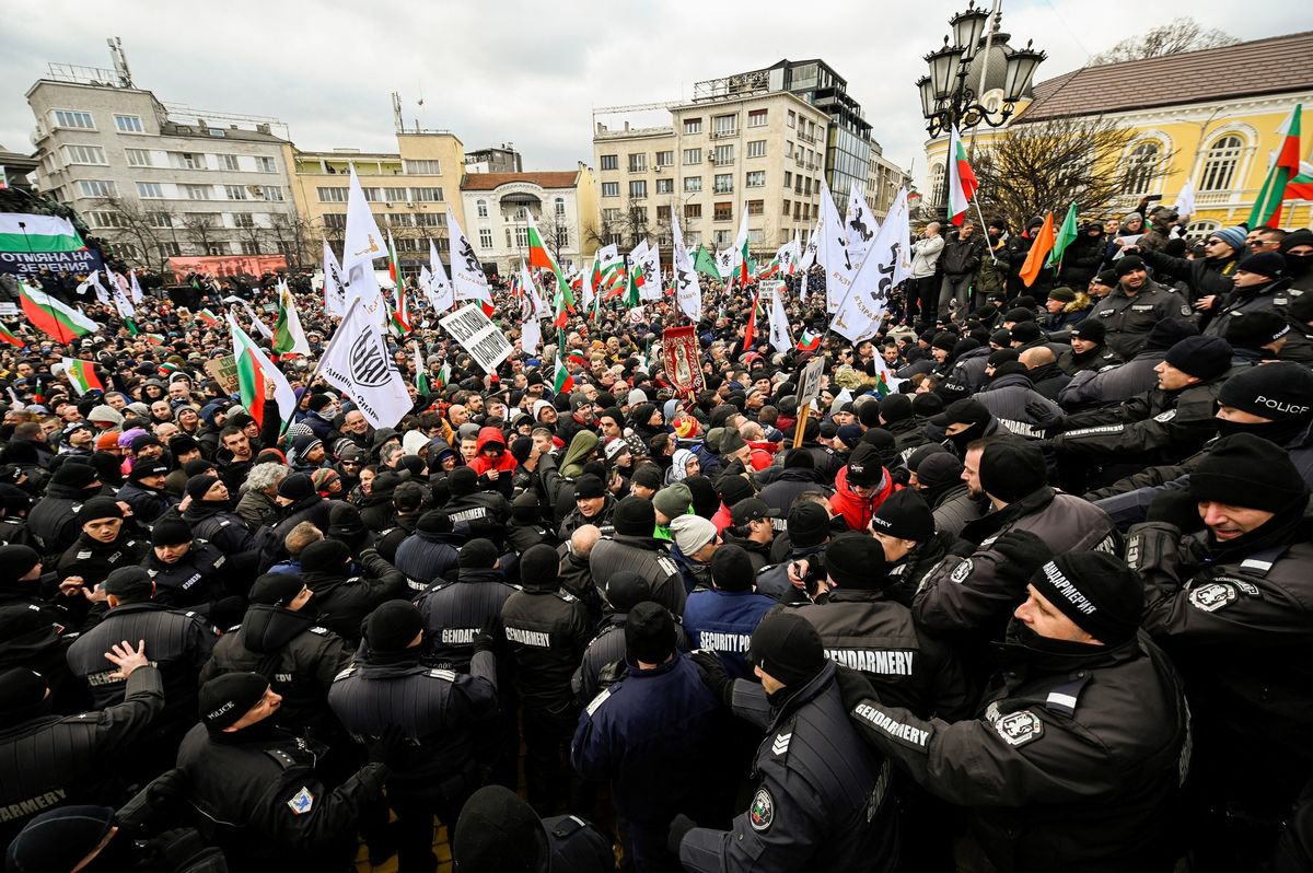 Bulgaristan’da Kovid-19 önlemlerini protesto edenlerle polis arasında arbede çıktı