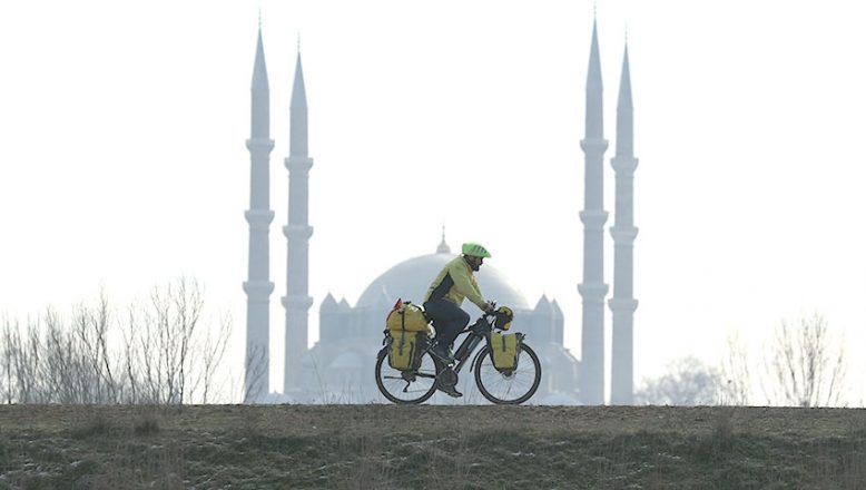 Camileri tanıtmak için pedallıyor