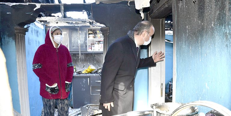 Vali Canalp, evleri yanan aileleri ziyaret etti