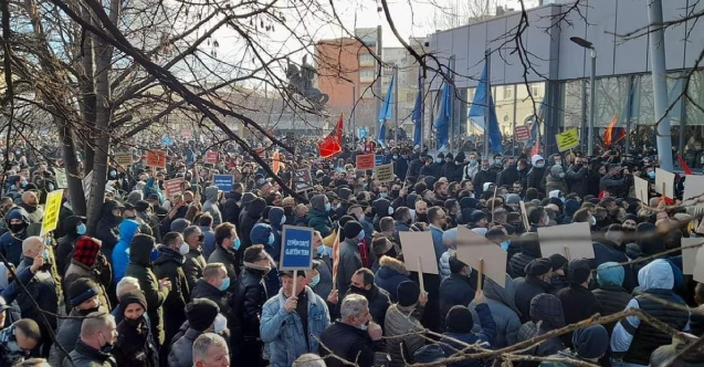 Kosova’da elektrik zammı protestosu! Başbakanı istifaya çağırdılar