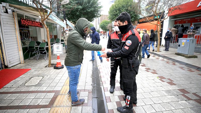 Polis, vatandaşlara maske dağıttı
