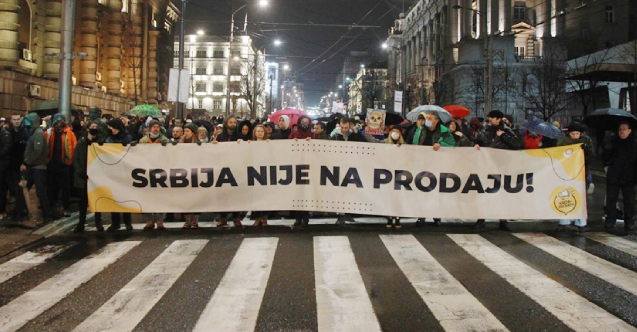 Sırbistan’da protestocular kazandı
