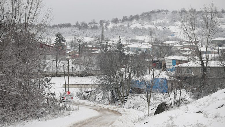Balkan köyleri beyaz örtüyle kaplandı