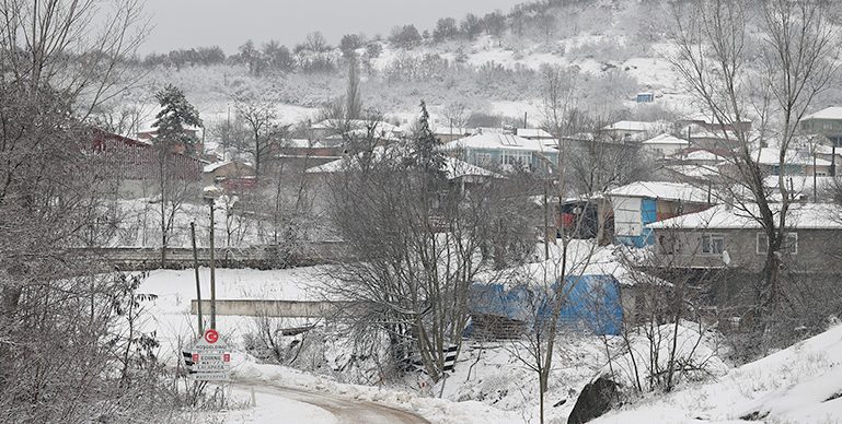Balkan köyleri beyaz örtüyle kaplandı