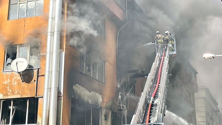 İstanbul’da boya imalathanesinde yangın çıktı