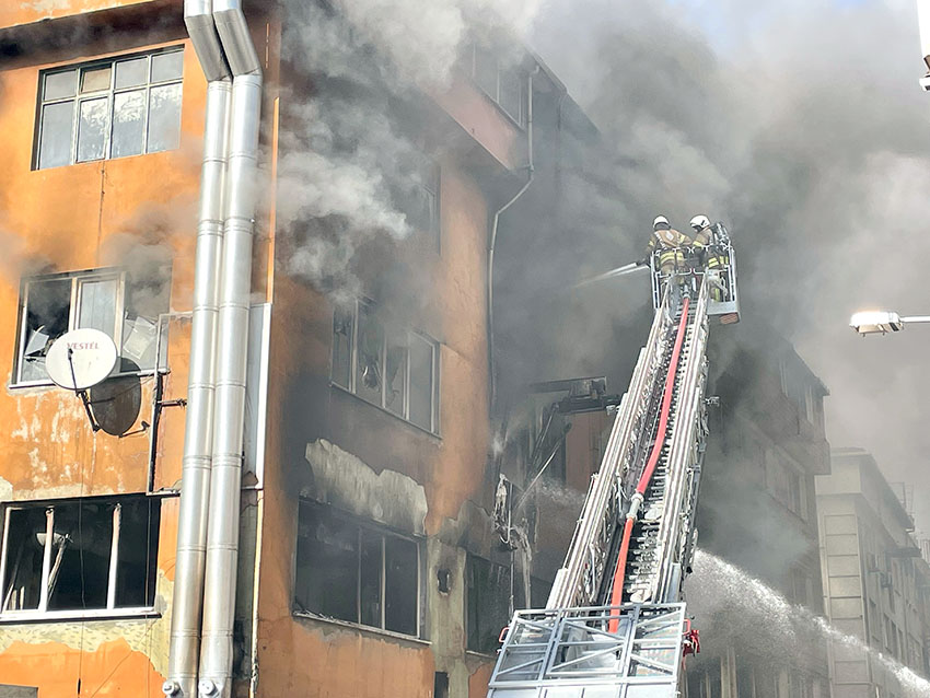 İstanbul’da boya imalathanesinde yangın çıktı