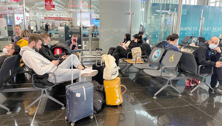 Ukraynalı ve Rus yolcuların İstanbul havalimanlarında bekleyişi sürüyor