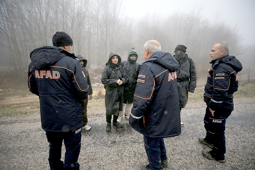Ormanlık alanda kaybolan düzensiz göçmenler AFAD ve jandarma tarafından bulundu