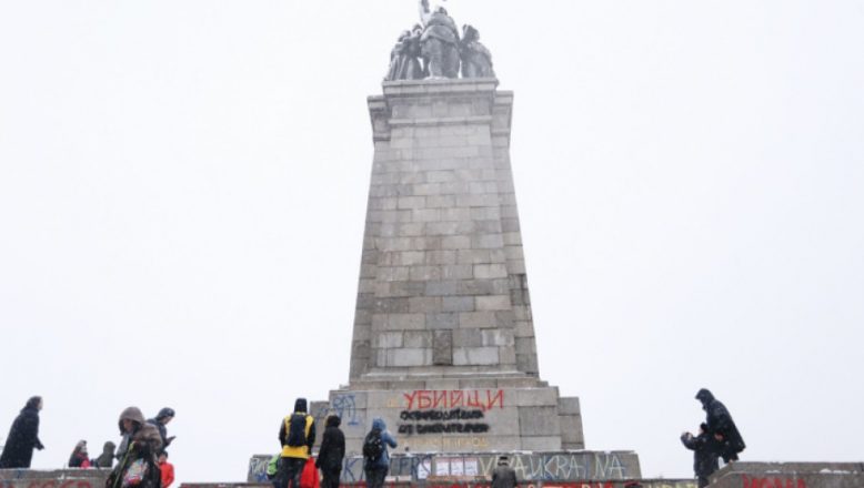 Sofya’da Sovyet anıtı önünde protesto