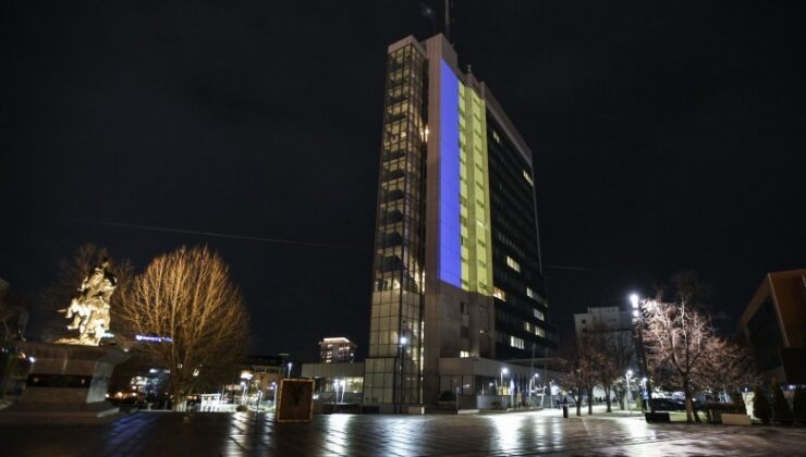 Kosova başbakanlık binası Ukrayna bayrağı renkleriyle ışıklandırıldı