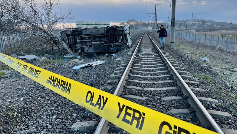Tren işçi servisine çarptı: 27 yaralı