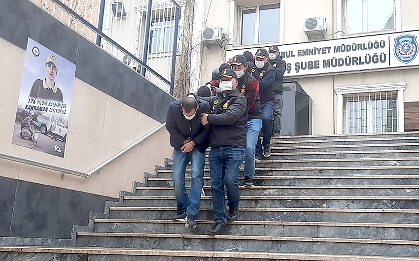 İstanbul’da çarşaf giyip marketten soygun yapmaya çalışan 3 zanlı tutuklandı