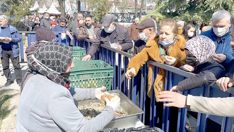 Hamsi Festivali’nde vatandaşlara 1 ton hamsi ikram edildi