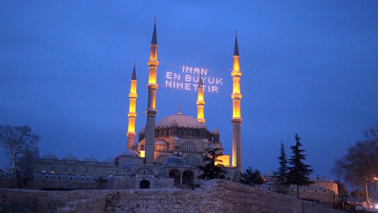 Selimiye Camii minarelerine “mahya” asıldı