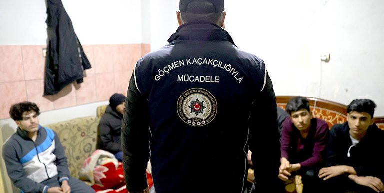 Edirne’de bir evde 20 düzensiz göçmen yakalandı