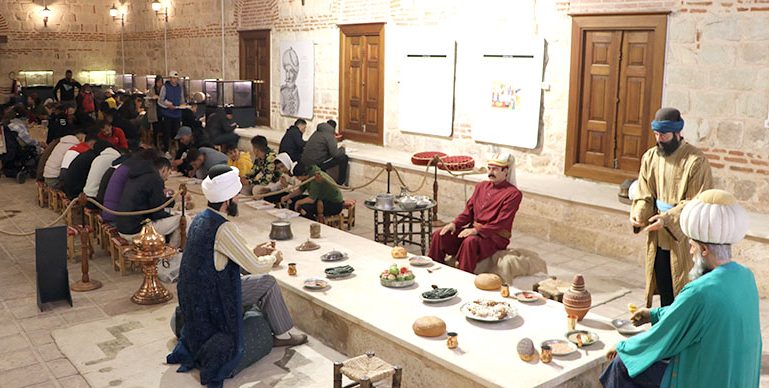 İmaret geleneğinin yaşatıldığı müzede ihtiyaç sahipleri iftar yapıyor