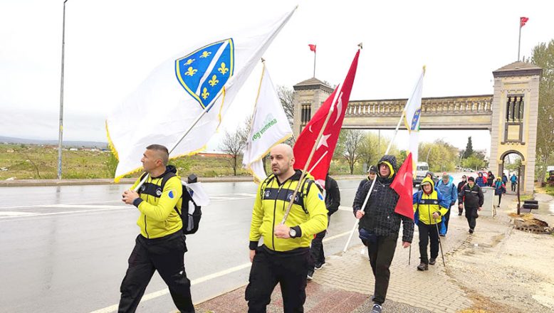 Bosna Hersek’ten yola çıkan gönüllüler şehitlere saygı için yürüyor