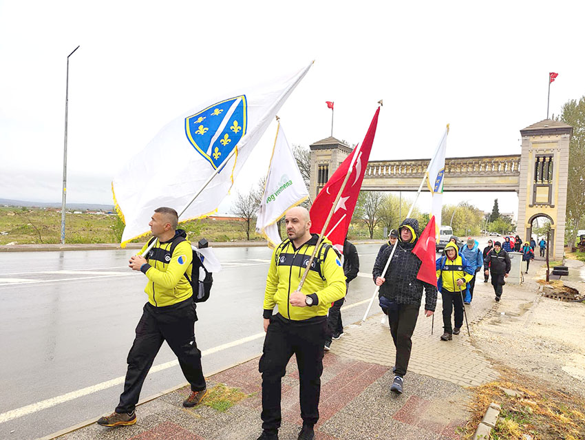 Bosna Hersek’ten yola çıkan gönüllüler şehitlere saygı için yürüyor