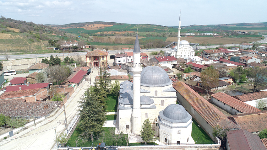 Osmanlı mimarisini yansıtan tarihi camiler, göz kamaştırıyor