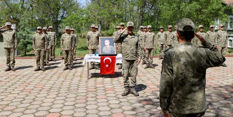 Sınırda görev yapan Mehmetçik kışlada komutanları ve silah arkadaşlarıyla bayramlaştı