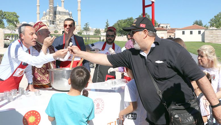 Selimiye Meydanı’nda ziyaretçilere Osmanlı’nın şifa helvası dağıtıldı