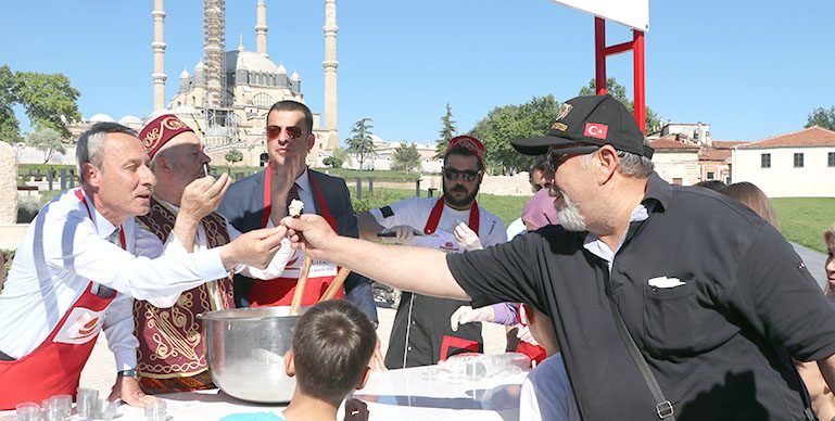 Selimiye Meydanı’nda ziyaretçilere Osmanlı’nın şifa helvası dağıtıldı