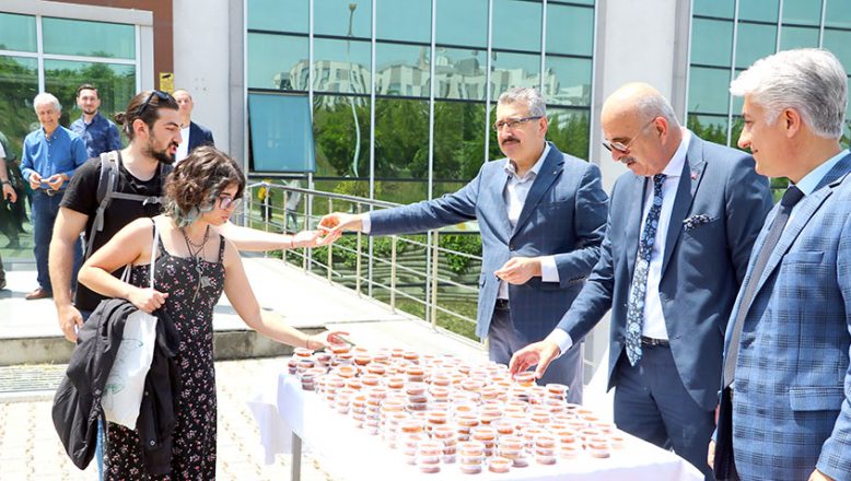 Öğrencilere “Türk Mutfağı Haftası” kapsamında Hayrabolu tatlısı dağıtıldı
