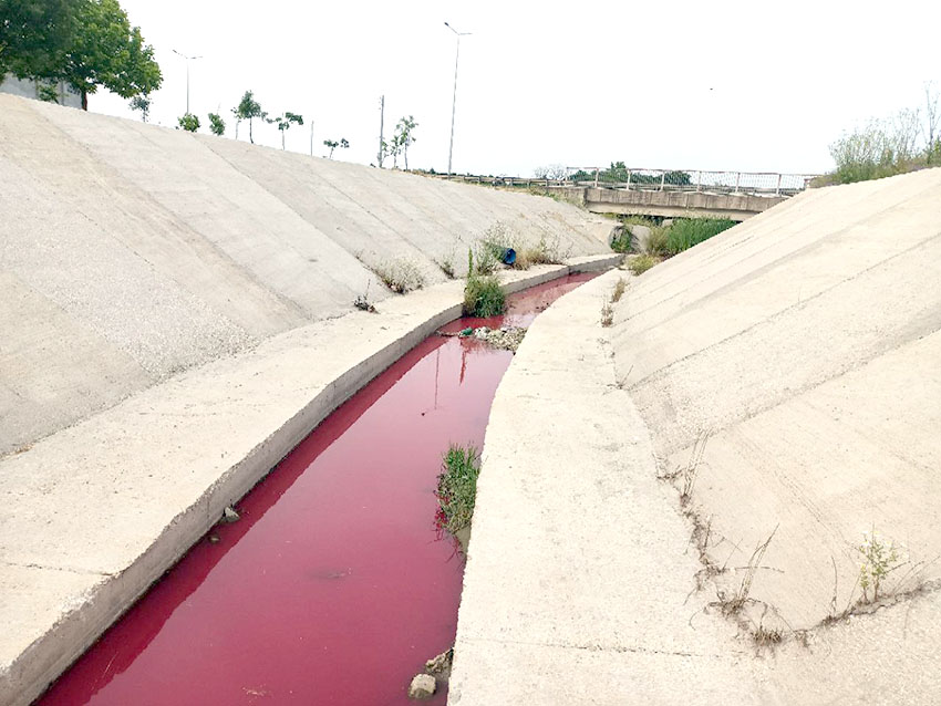 Kanalın suyu kırmızı akmaya başladı