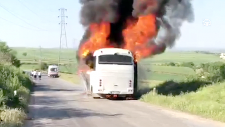 İşçileri taşıyan servis minibüsü alev alev yandı