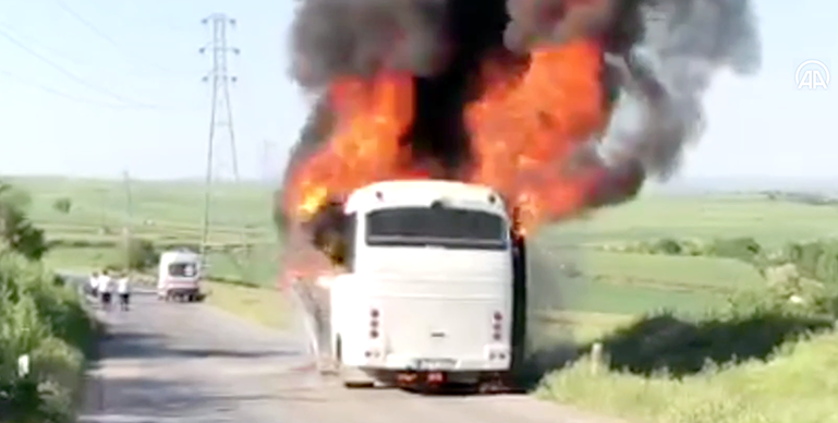 İşçileri taşıyan servis minibüsü alev alev yandı