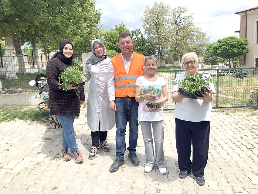 Süloğlu Belediyesi 5 bin sebze fidesi dağıttı