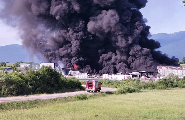 Bosna Hersek’te fabrika yangını