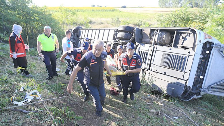 Yolcu otobüsü devrildi: Biri çocuk 6 kişi öldü, 25 kişi yaralandı