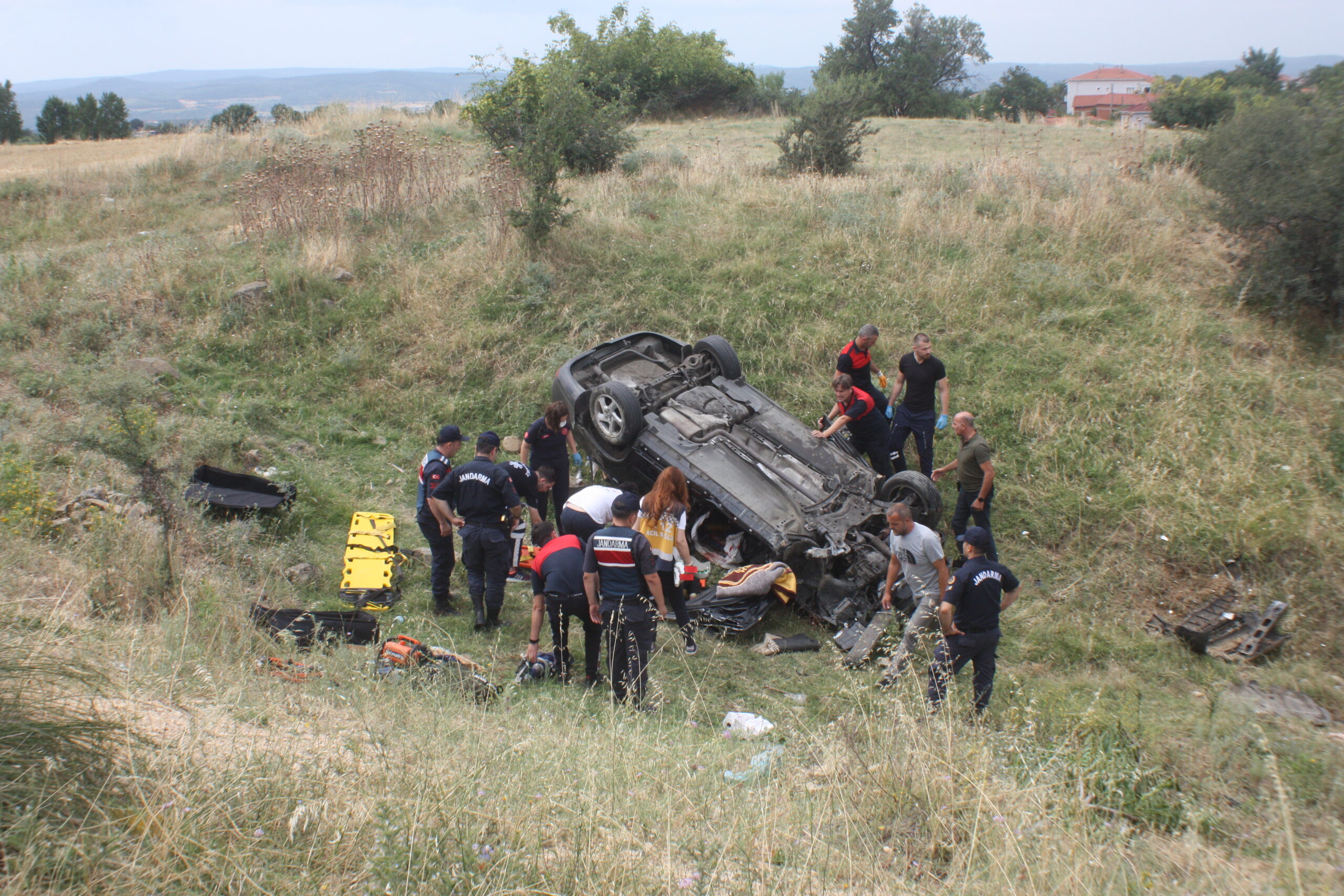 Şarampole devrilen otomobildeki 4 kişi yaralandı