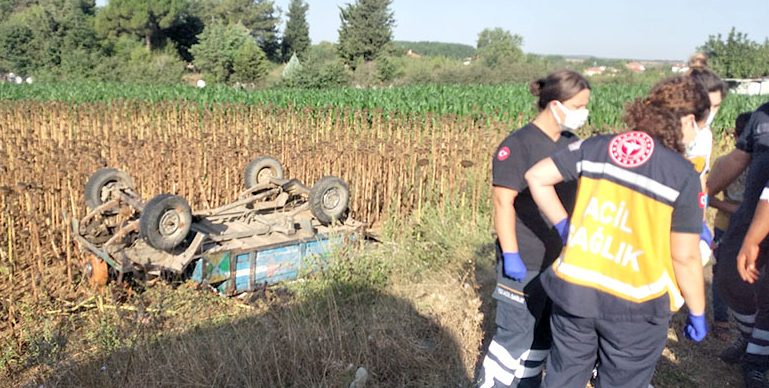Tarım aracının devrildiği kazada 4 kişi yaralı