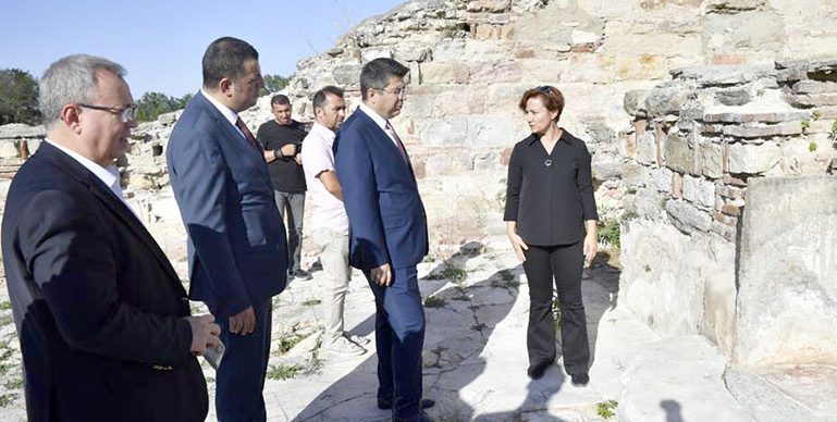 Vali Kırbıyık, Saray kazı alanını inceledi