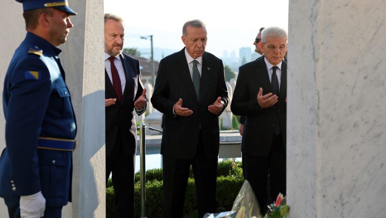Cumhurbaşkanı Erdoğan, Aliya İzetbegoviç’in kabrini ziyaret etti