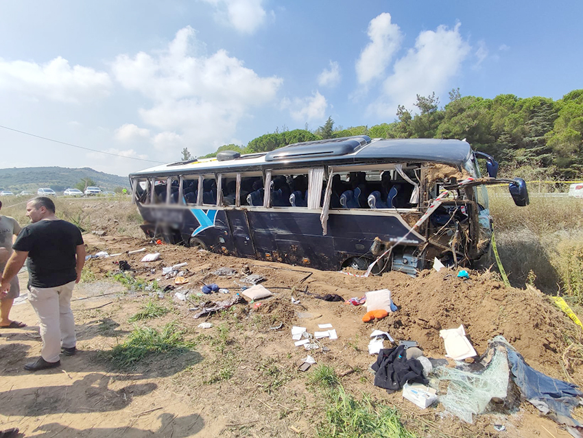 Çanakkale’de devrilen tur otobüsündeki 1 kişi öldü, 54 kişi yaralandı