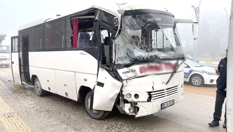 Servis minibüsleri çarpıştı: 20 yaralı