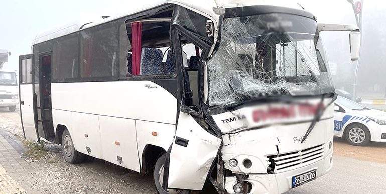 Servis minibüsleri çarpıştı: 20 yaralı